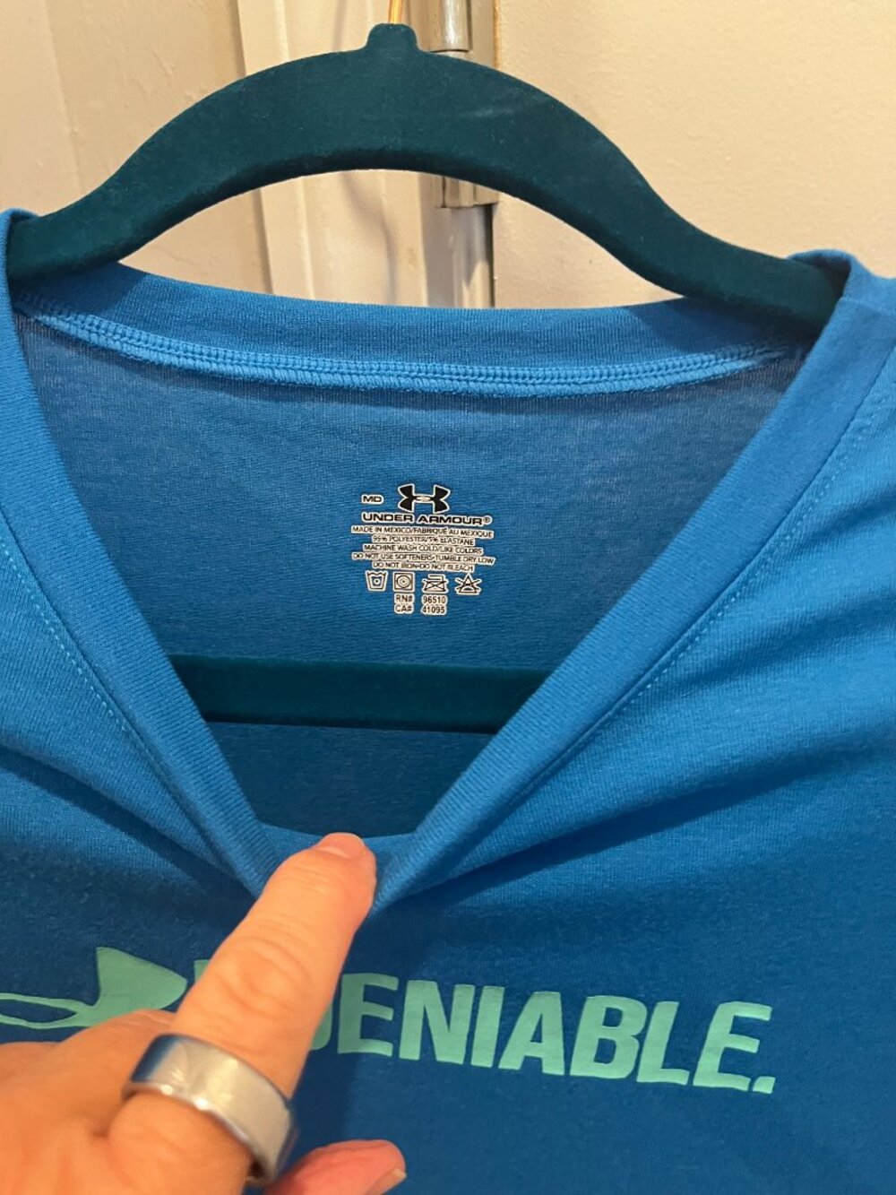 Under Armour lightweight T size medium Women's - Picture 2 of 3